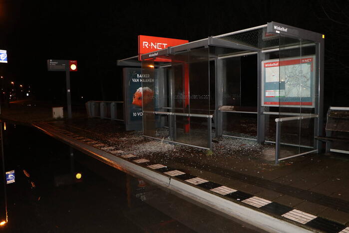 Bushokjes vernield door vuurwerk