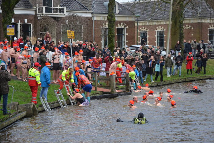 Grote belangstelling voor nieuwjaarsduik