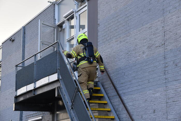 Brandweer onderzoekt brandalarm in schoolgebouw