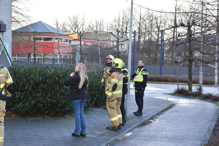 Brandweer onderzoekt brandalarm in schoolgebouw