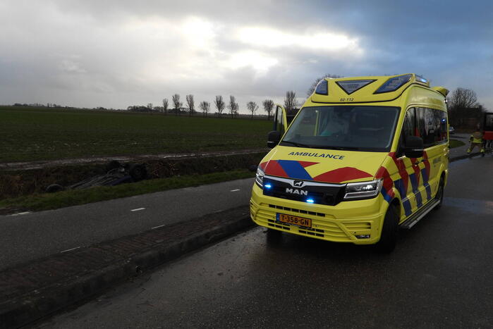 Auto belandt op de kop in sloot
