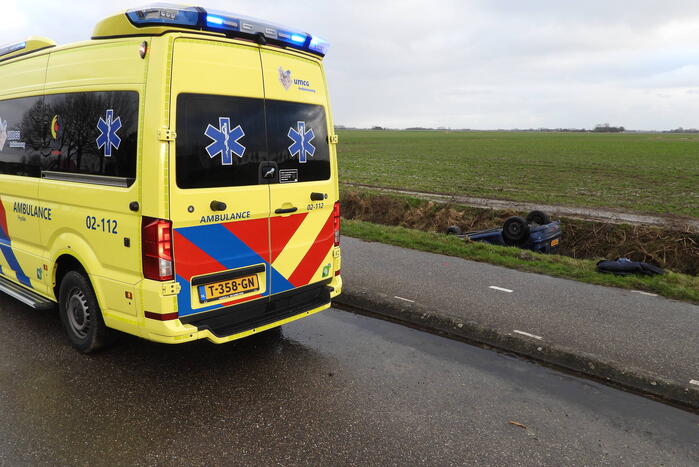 Auto belandt op de kop in sloot