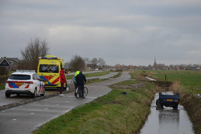Auto belandt op de kop in sloot