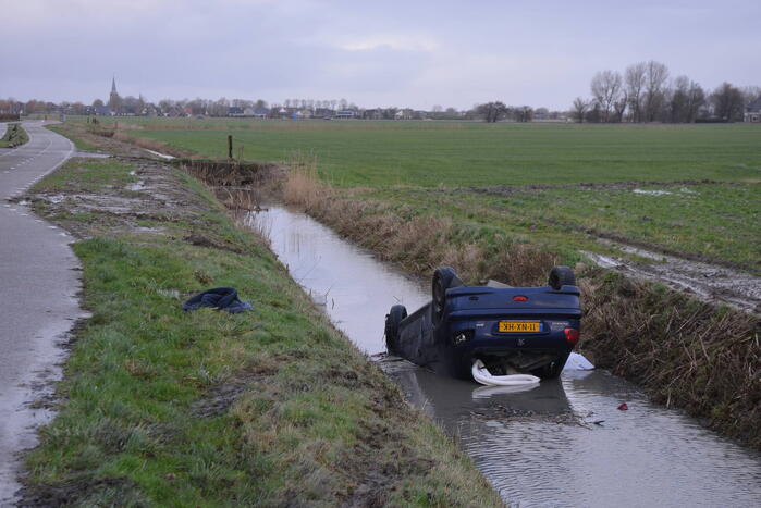Auto belandt op de kop in sloot