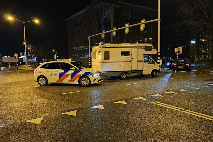 Camper en personenauto botsen personenauto botst op verkeerslicht
