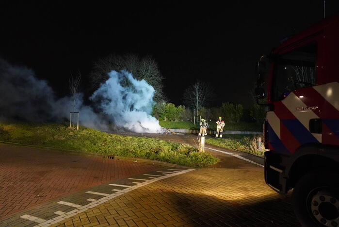 Bromfiets en kerstbomen in brand gestoken