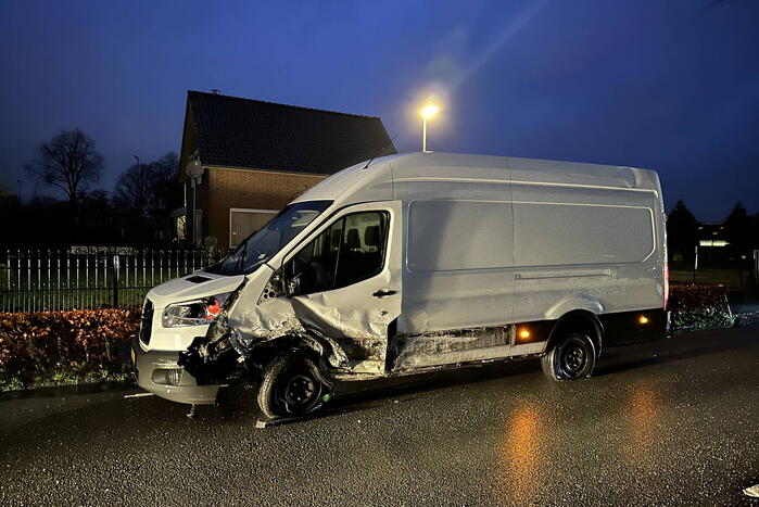 Auto en bestelbus frontaal in botsing