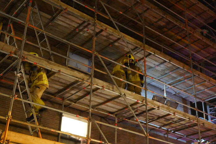 Steigerdelen waaien tegen ruit van woning