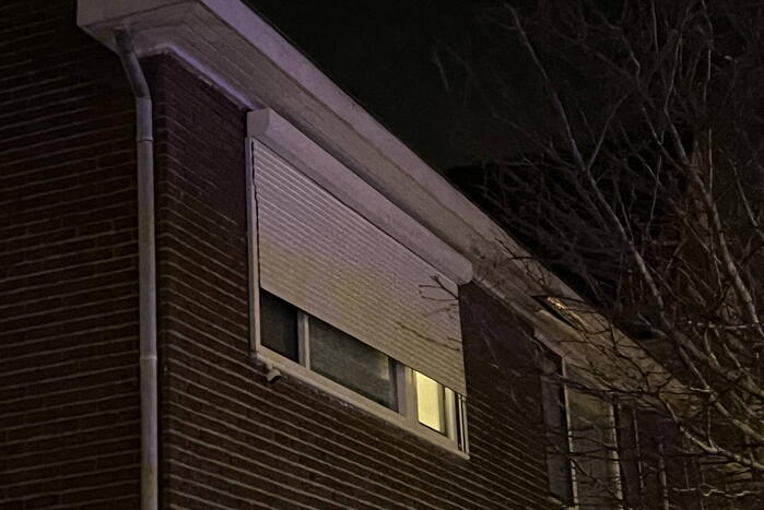 Rolluik waait uit rails door harde wind