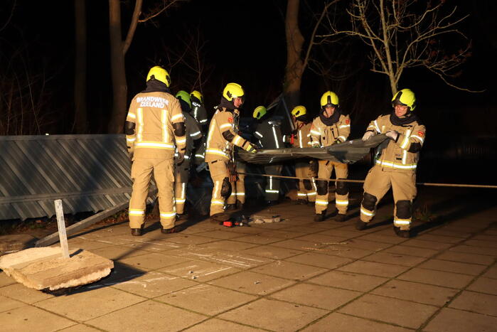 Brandweer heeft flinke klus aan omgewaaid fietsenhok