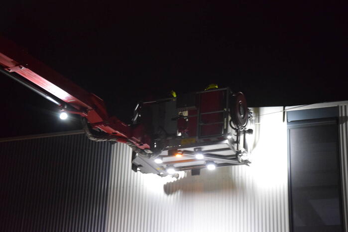Brandweer zet hoogwerker in voor loshangende gevelplaat