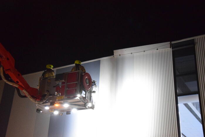 Brandweer zet hoogwerker in voor loshangende gevelplaat
