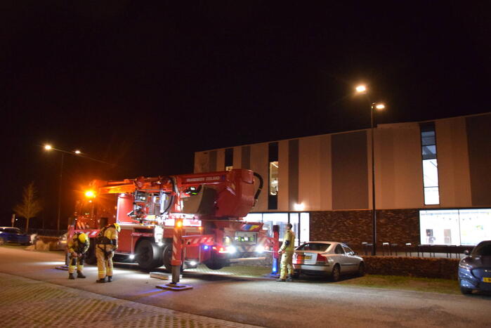 Brandweer zet hoogwerker in voor loshangende gevelplaat