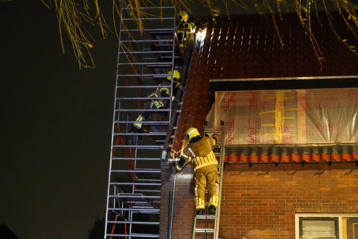 Dakpannen waaien van woning