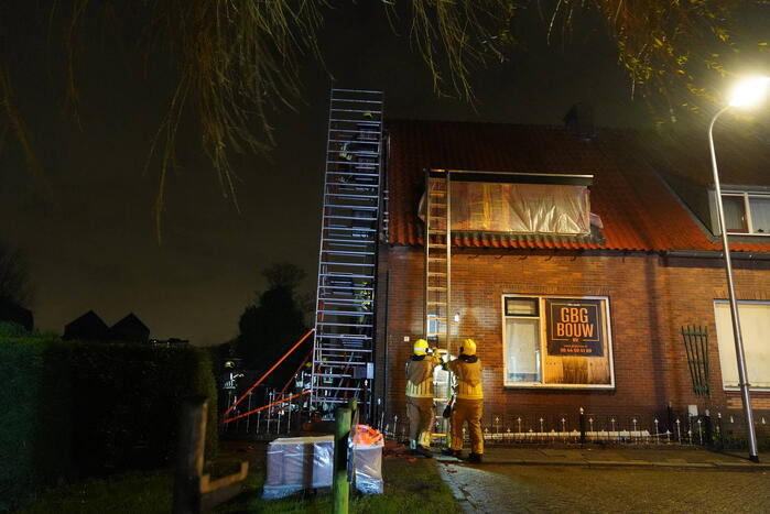 Dakpannen waaien van woning