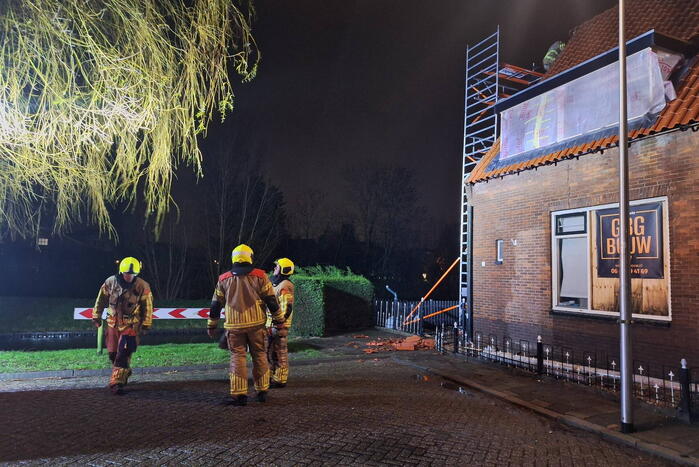 Dakpannen waaien van woning