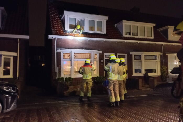 Brandweer ingezet voor losliggende dakpannen