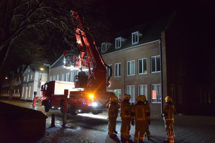 Dakpannen waaien van politiebureau af