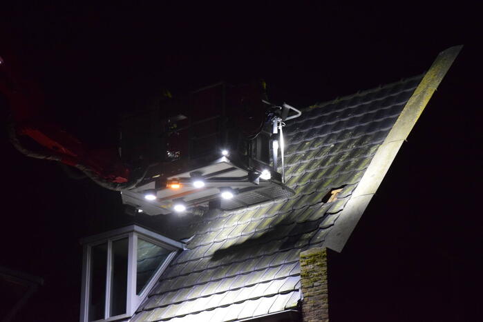 Dakpannen waaien van politiebureau af