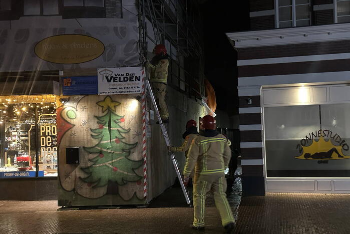 Reclamezeilen aan steiger waaien los