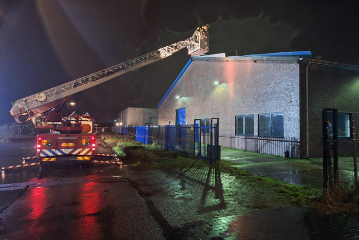 Dakrand van autobedrijf slaat om door harde wind