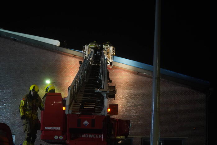 Dakrand van autobedrijf slaat om door harde wind