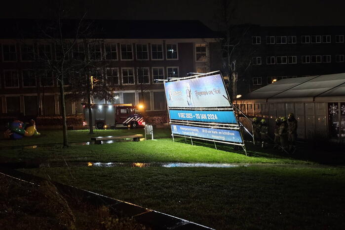 Reclamebord dreigt om te vallen