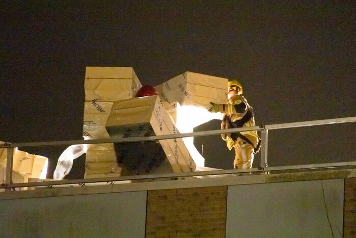 Bouwmateriaal dreigt van flat te waaien