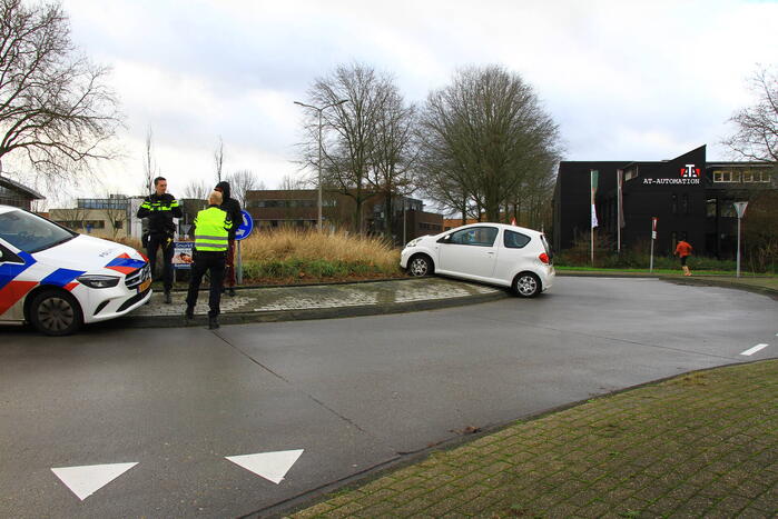 Automobilist belandt op rotonde