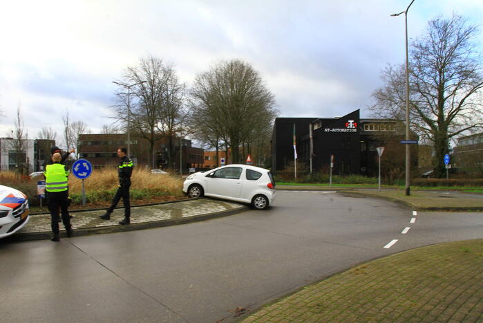 Automobilist belandt op rotonde