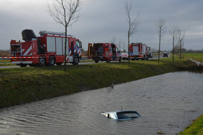 Brandweer ingezet voor te water geraakte auto