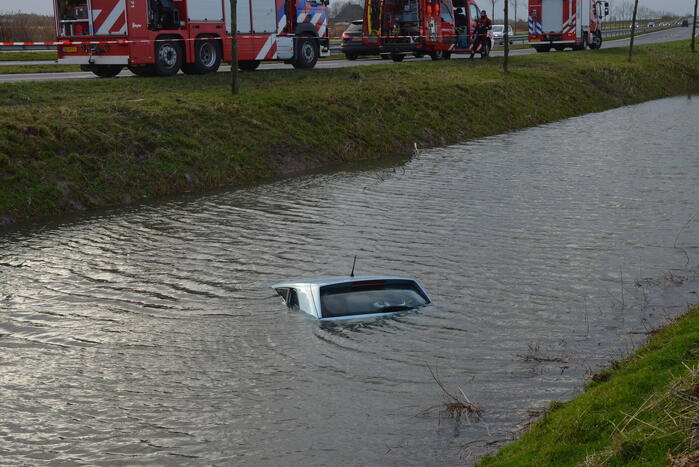 Brandweer ingezet voor te water geraakte auto