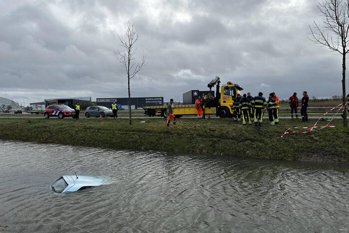 Brandweer ingezet voor te water geraakte auto