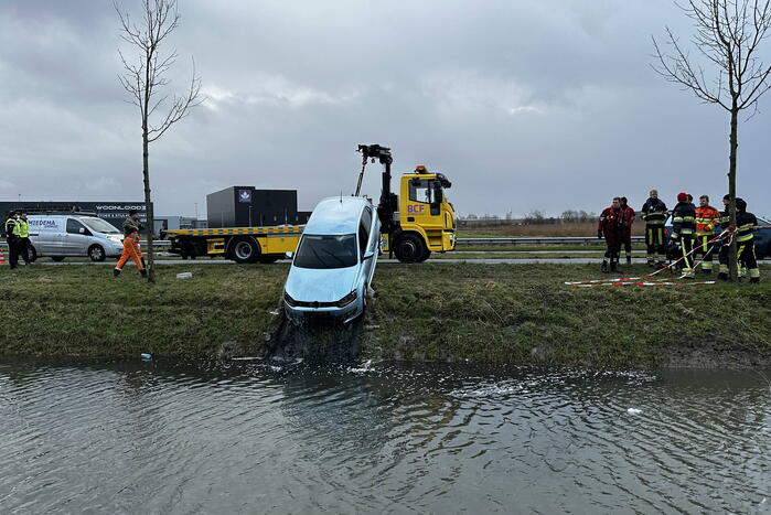Brandweer ingezet voor te water geraakte auto