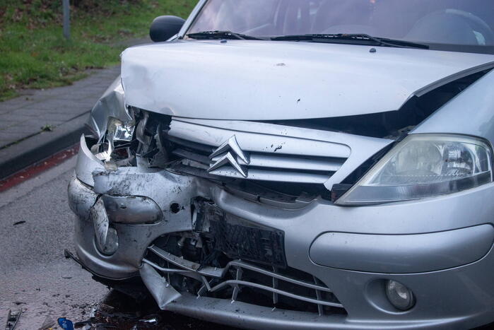 Flinke schade na botsing tussen twee voertuigen