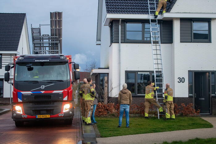 Losgekomen dakpannen goedgelegd door brandweer