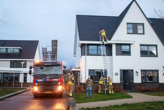 Losgekomen dakpannen goedgelegd door brandweer