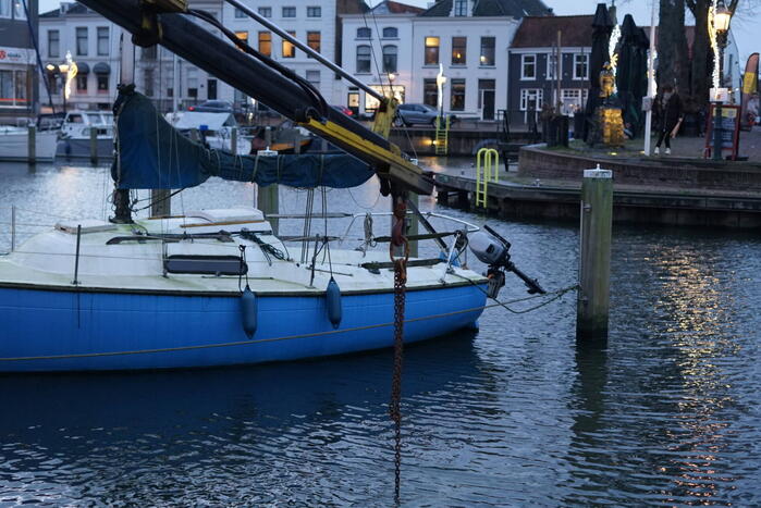 Auto door vergeten handrem te water geraakt