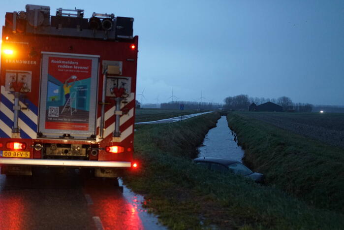 Auto te water bestuurder gewond