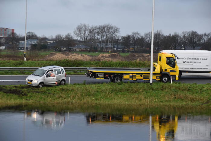 Weer vliegt een auto uit de bocht op afrit