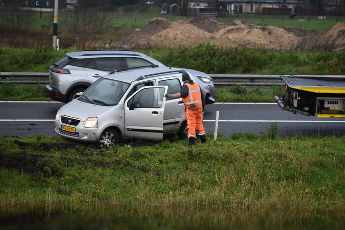 Weer vliegt een auto uit de bocht op afrit