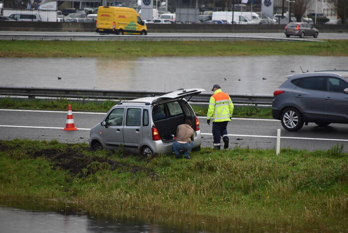 Weer vliegt een auto uit de bocht op afrit