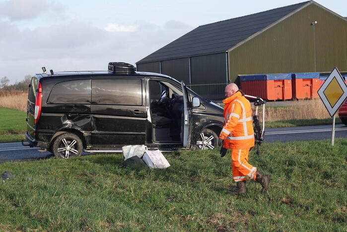Bestelbus en personenauto botsen op bekende kruising