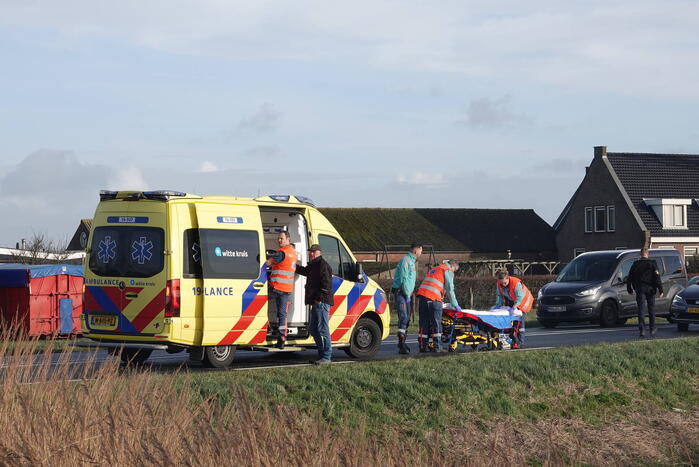 Bestelbus en personenauto botsen op bekende kruising