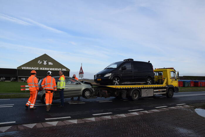 Bestelbus en personenauto botsen op bekende kruising