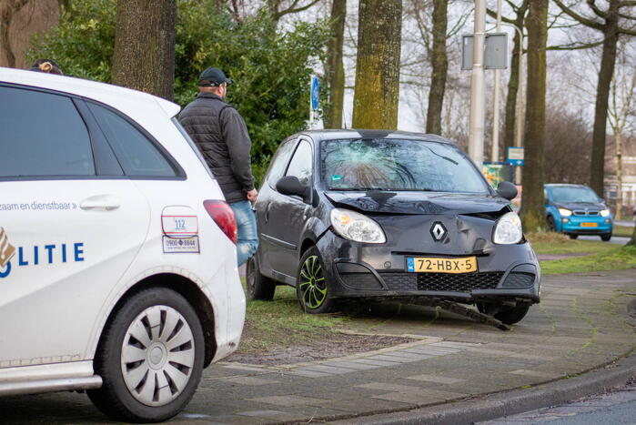 Automobilist rijdt op paal