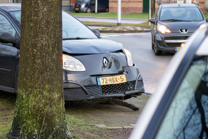 Automobilist rijdt op paal