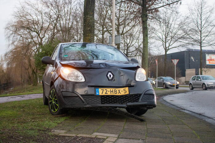 Automobilist rijdt op paal