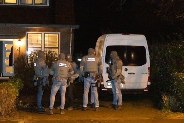 Dienst Speciale Interventies valt woning binnen