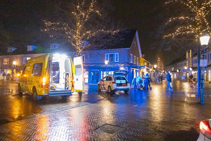 Persoon zwaargewond op straat aangetroffen